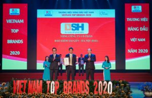 Pho TGD Le Hoai Nam nhan Cup vinh danh BSH (1)