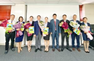 Đồng chí Lê Hoài Nam (đứng thứ 4 từ phải qua) trao quyết định kết nạp Đảng viên cho các cán bộ, Tổng Giám đốc Bùi Trung Kiên (đứng thứ 4 từ trái qua) trao tặng hoa chúc mừng các đảng viên mới.