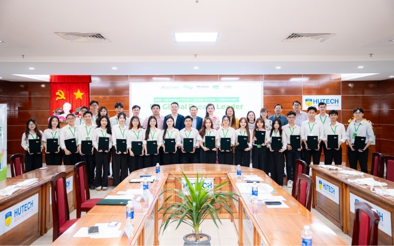 Bảo hiểm BSH trao học bổng gần 1 tỷ cho sinh viên HUTECH