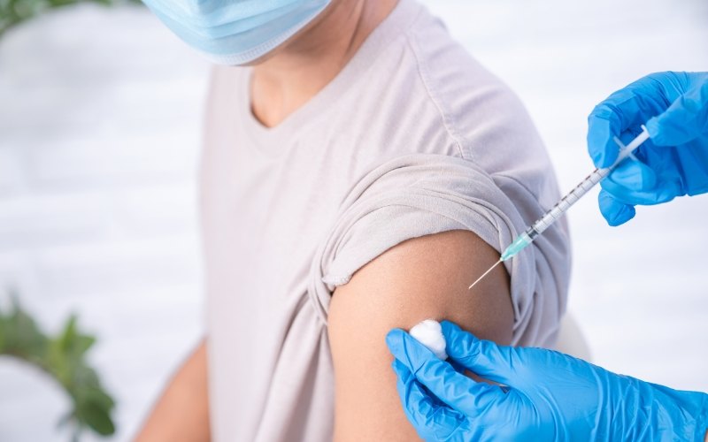 Đối tượng bắt buộc phải tham gia bảo hiểm trách nhiệm tiêm chủng: quy định và thực tế áp dụng