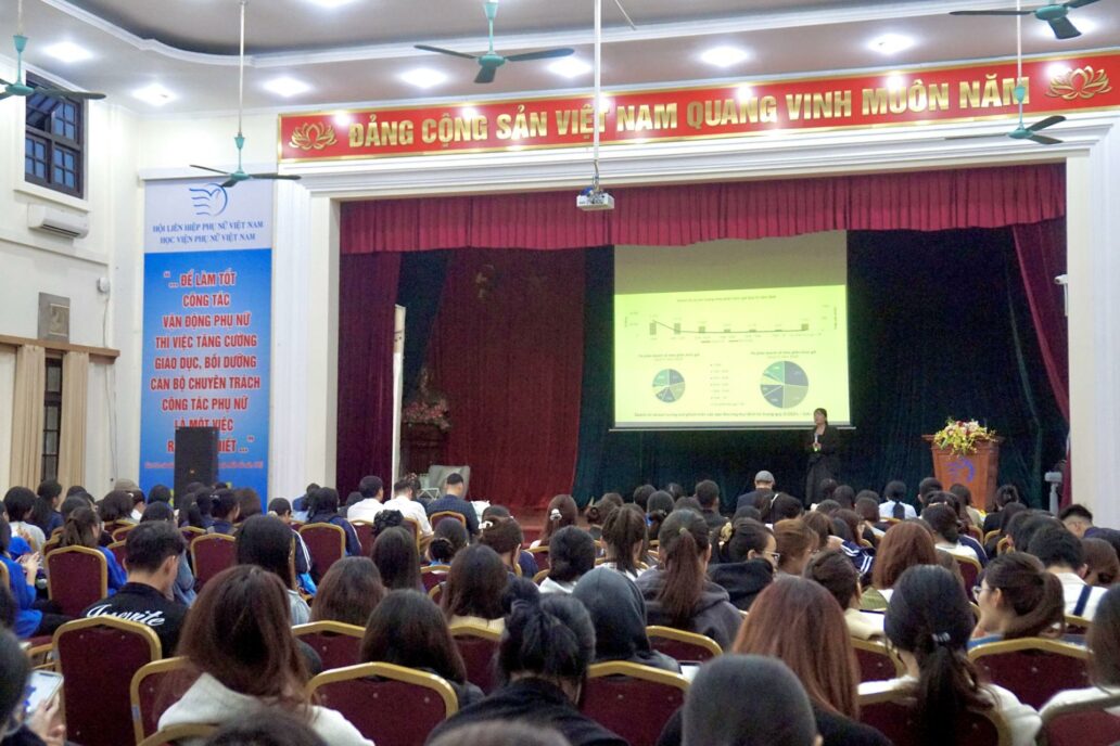 Sinh viên Học viện Phụ nữ Việt Nam hào hứng tìm hiểu Bảo hiểm BSH