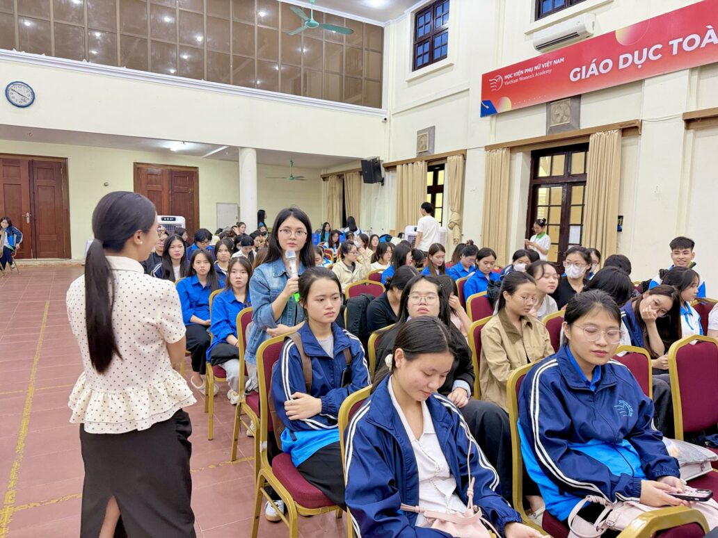 Sinh viên Học viện Phụ nữ Việt Nam hào hứng tìm hiểu Bảo hiểm BSH