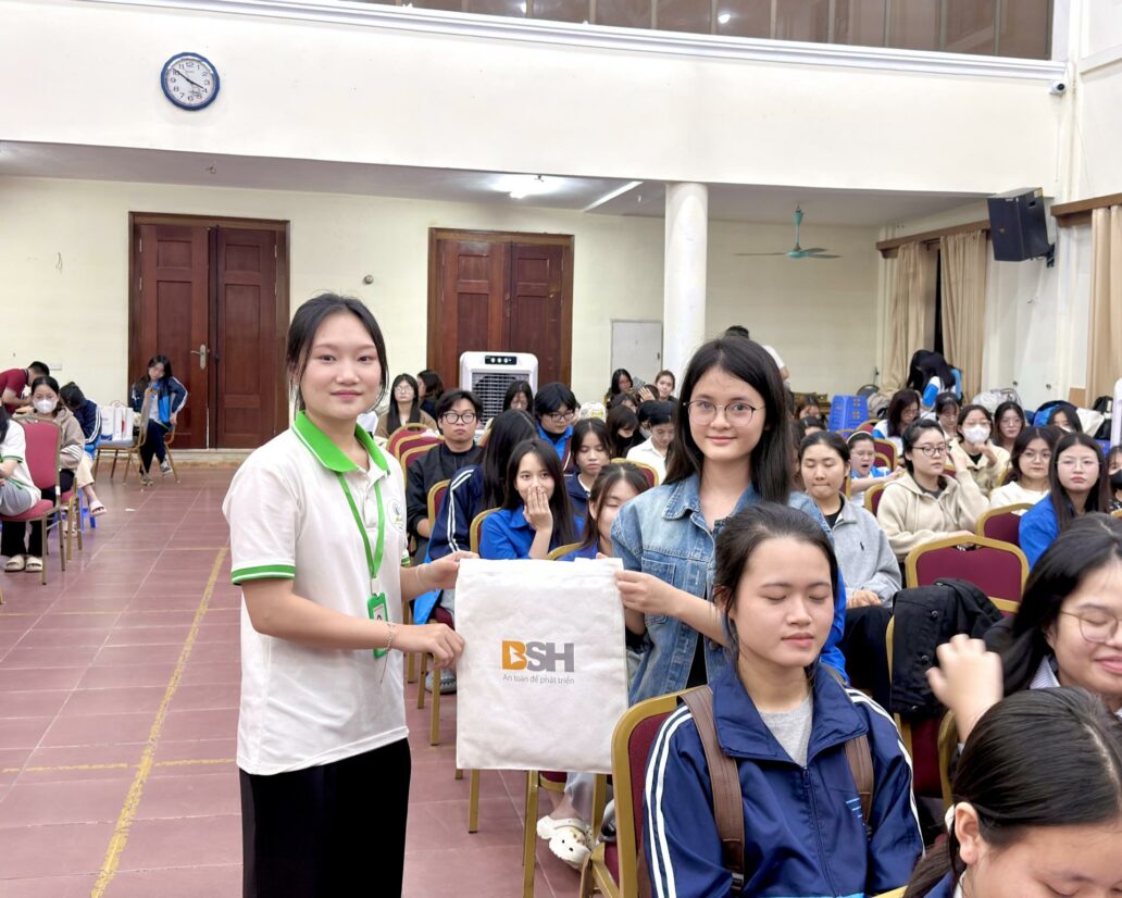 Sinh viên Học viện Phụ nữ Việt Nam hào hứng tìm hiểu Bảo hiểm BSH