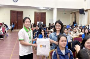 Phần giao lưu hỏi đáp diễn ra sôi nổi 