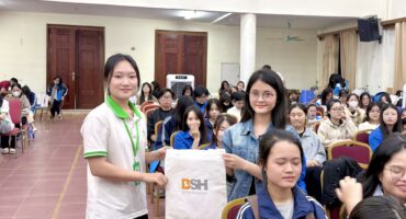 Phần giao lưu hỏi đáp diễn ra sôi nổi 