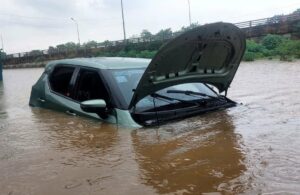 Ô tô ngập lũ tiền sửa chữa bằng 90% giá trị xe: Không bảo hiểm gần như mất trắng tài sản