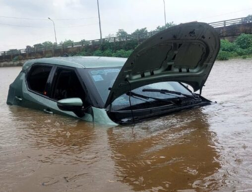 Ô tô ngập lũ tiền sửa chữa bằng 90% giá trị xe: Không bảo hiểm gần như mất trắng tài sản