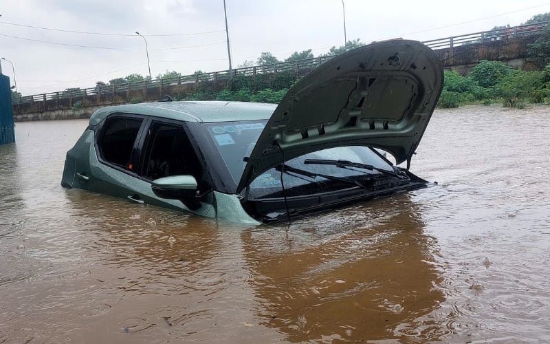 Ô tô ngập lũ tiền sửa chữa bằng 90% giá trị xe: Không bảo hiểm gần như mất trắng tài sản