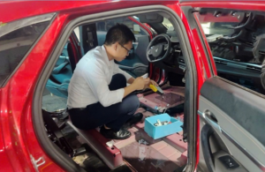 Giám định viên của Tổng công ty Cổ phần Bảo hiểm Sài Gòn-Hà Nội (BSH) xác định mức độ tổn thất xe ô tô bị ngập do mưa bão.