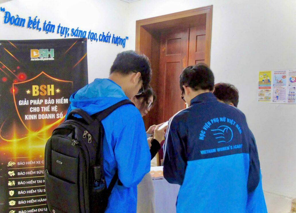 Sinh viên Học viện Phụ nữ Việt Nam hào hứng tìm hiểu Bảo hiểm BSH