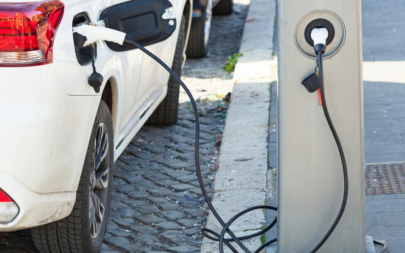 Bảo hiểm ô tô điện khác gì so với xe xăng?