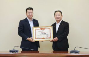 Bảo hiểm BSH vinh dự đón nhận bằng khen của Chủ tịch Liên đoàn Thương mại và Công nghiệp Việt Nam (VCCI)