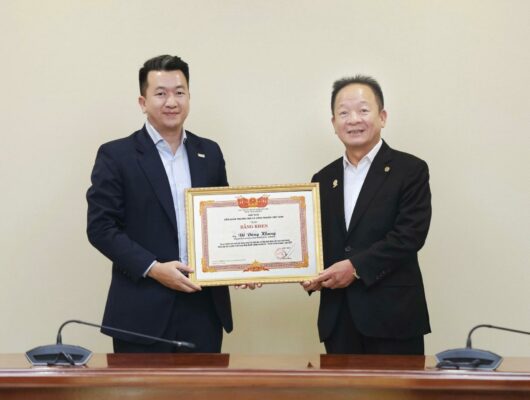 Bảo hiểm BSH vinh dự đón nhận bằng khen của Chủ tịch Liên đoàn Thương mại và Công nghiệp Việt Nam (VCCI)