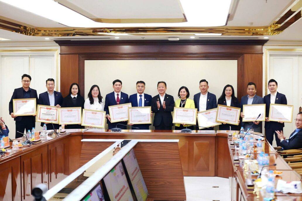 Bảo hiểm BSH nhận “cú đúp” Bằng khen Chủ tịch VCCI 2025: Doanh nghiệp xuất sắc và Lãnh đạo tiêu biểu