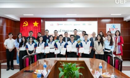 17032026 Trao hoc bong Dai Hoc Kinh te Tai chinh TPHCM website