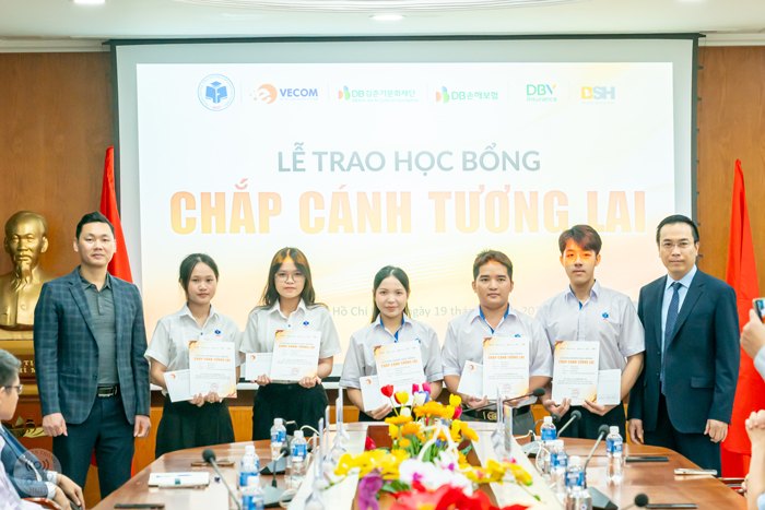 19082026 Trao hoc bong DH Cong Thuong TP website