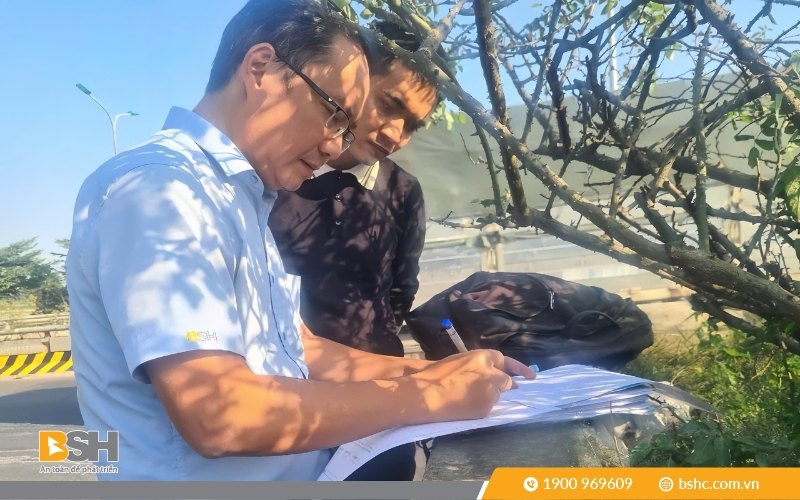 Giám định viên BSH hỗ trợ khách hàng