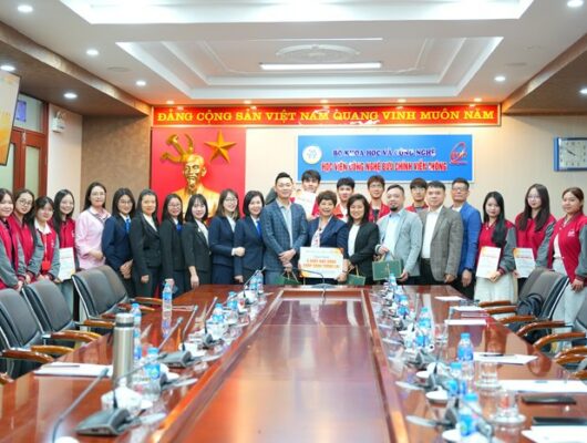 BSH trao học bổng cho sinh viên xuất sắc PTIT